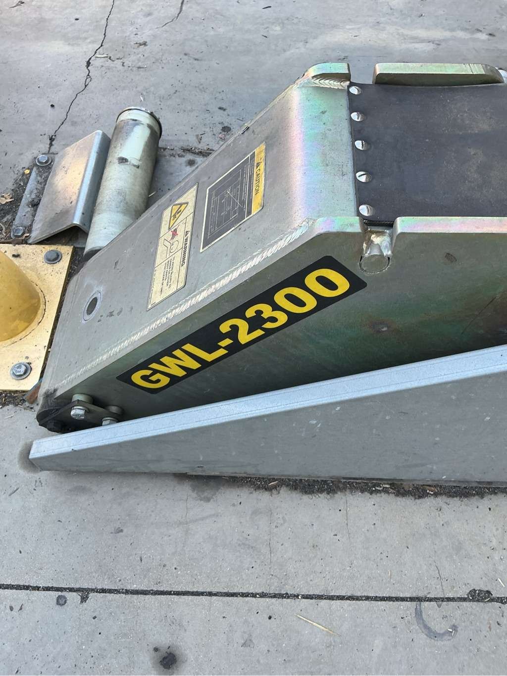 GWL-2300 vehicle restraint at a Santa Fe Springs dock